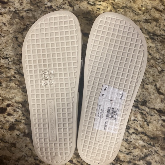 Michael Kors Slides Size 9M (EUC) - Picture 2 of 2